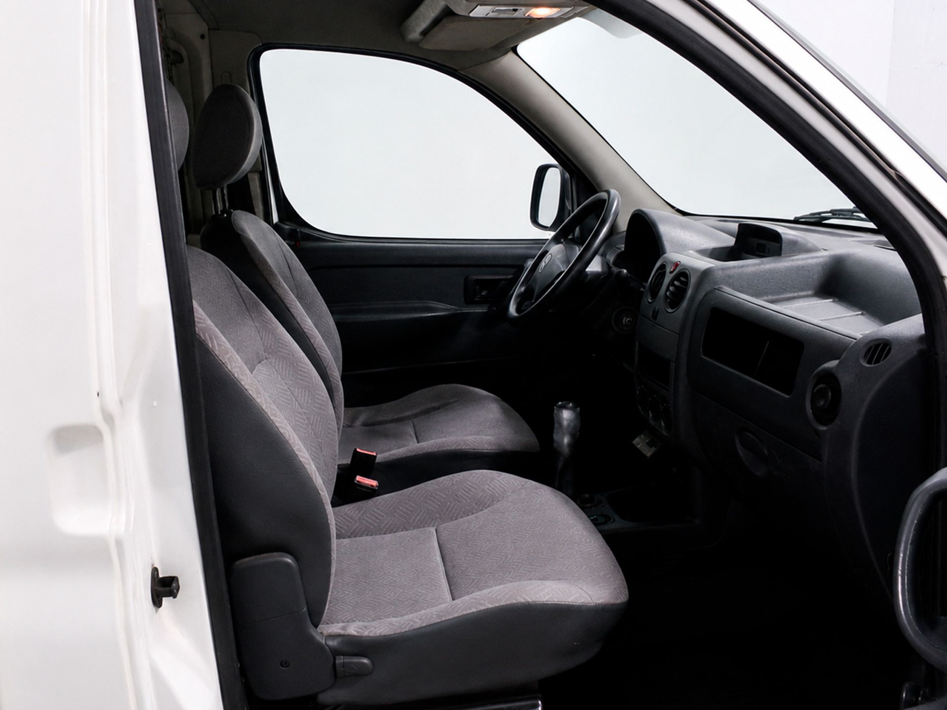 Citroën Berlingo 1.6 HDi Piso Cabina - foto 8