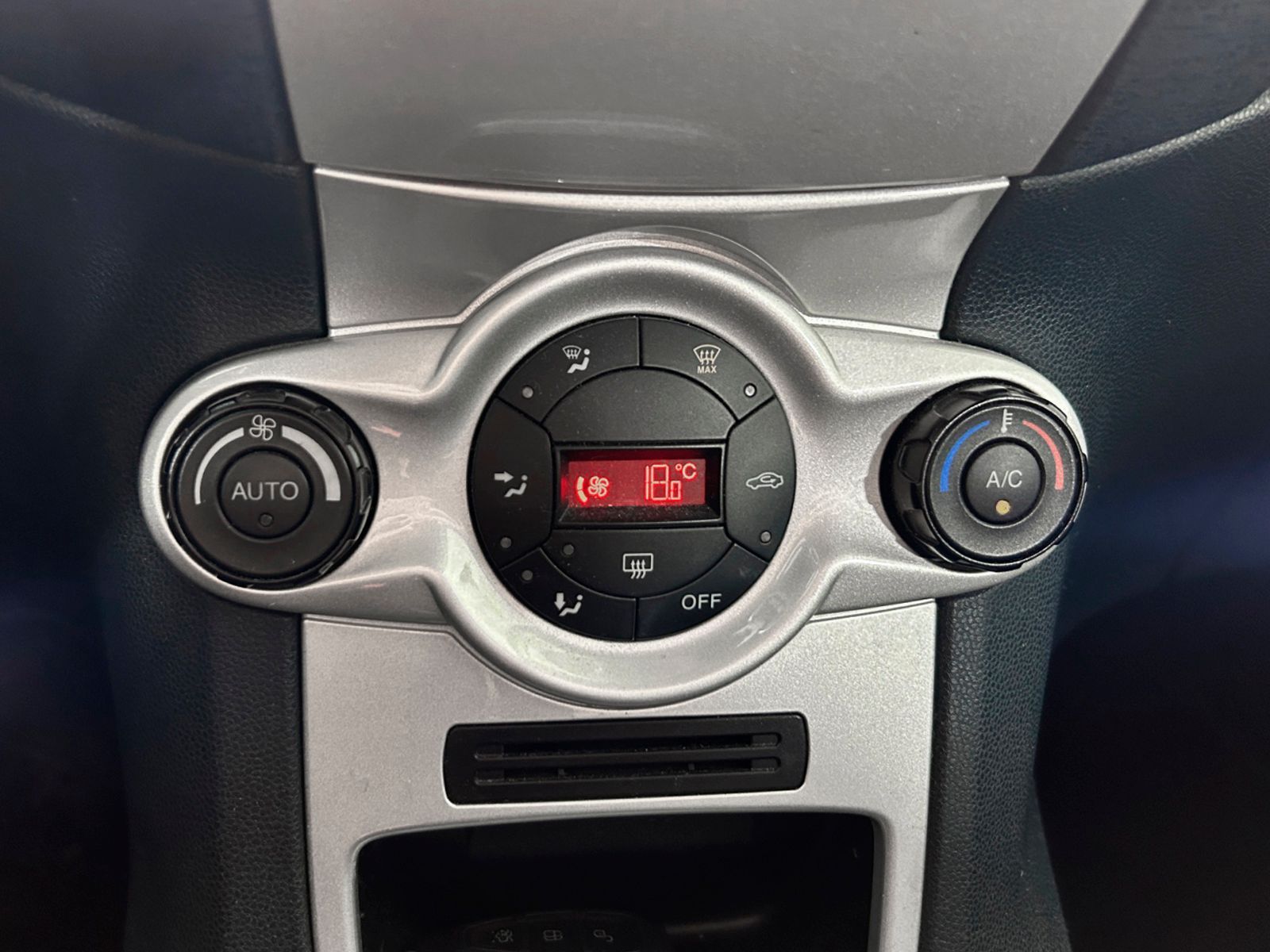 Ford Fiesta 1.6 TDCi Titanium - foto 19