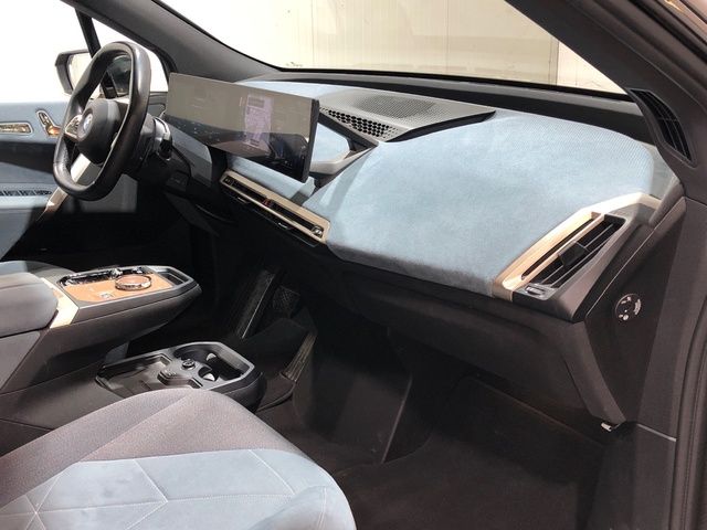 BMW iX xDrive40 color Negro. Año 2021. 240KW(326CV). Eléctrico. En concesionario Movilnorte El Plantio de Madrid