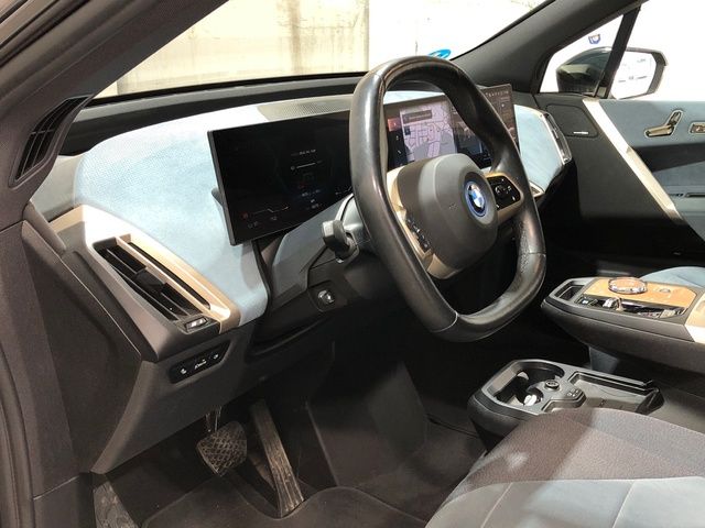 BMW iX xDrive40 color Negro. Año 2021. 240KW(326CV). Eléctrico. En concesionario Movilnorte El Plantio de Madrid