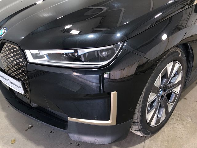 BMW iX xDrive40 color Negro. Año 2021. 240KW(326CV). Eléctrico. En concesionario Movilnorte El Plantio de Madrid