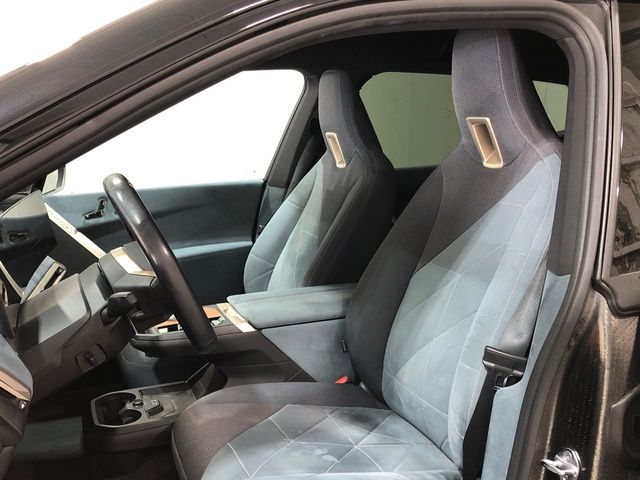 BMW iX xDrive40 color Negro. Año 2021. 240KW(326CV). Eléctrico. En concesionario Movilnorte El Plantio de Madrid