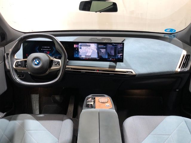 BMW iX xDrive40 color Negro. Año 2021. 240KW(326CV). Eléctrico. En concesionario Movilnorte El Plantio de Madrid