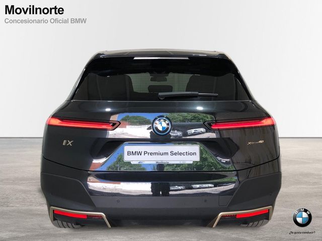 BMW iX xDrive40 color Negro. Año 2021. 240KW(326CV). Eléctrico. En concesionario Movilnorte El Plantio de Madrid