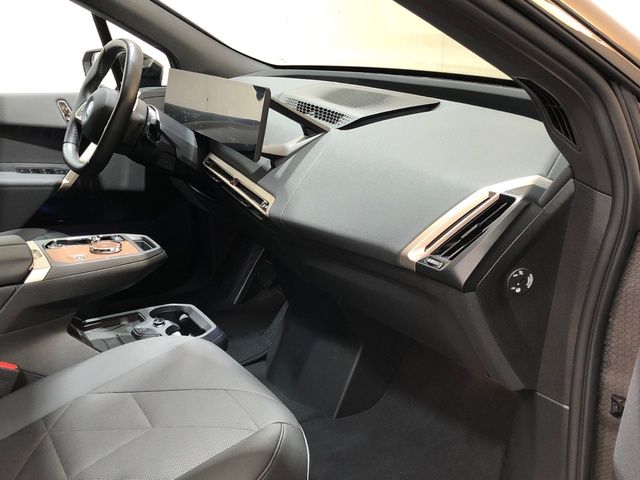 BMW iX xDrive40 color Negro. Año 2024. 240KW(326CV). Eléctrico. En concesionario Movilnorte El Plantio de Madrid