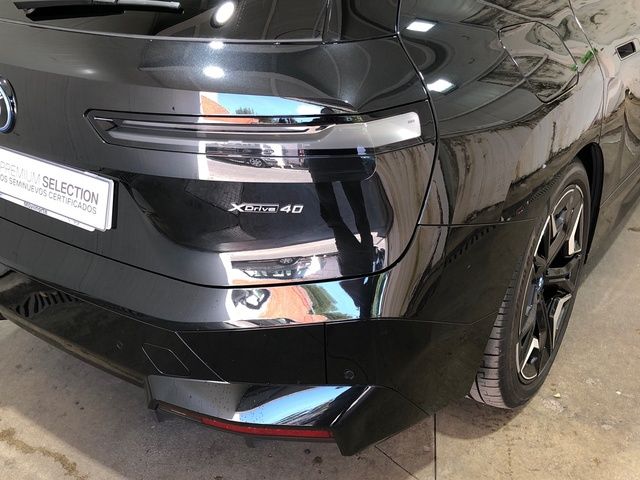 BMW iX xDrive40 color Negro. Año 2024. 240KW(326CV). Eléctrico. En concesionario Movilnorte El Plantio de Madrid