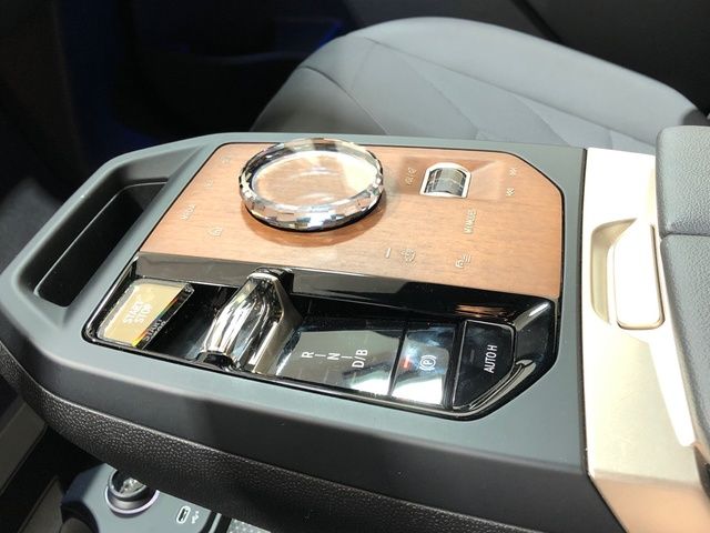 BMW iX xDrive40 color Negro. Año 2024. 240KW(326CV). Eléctrico. En concesionario Movilnorte El Plantio de Madrid