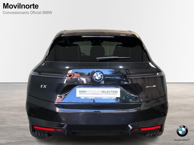 BMW iX xDrive40 color Negro. Año 2024. 240KW(326CV). Eléctrico. En concesionario Movilnorte El Plantio de Madrid
