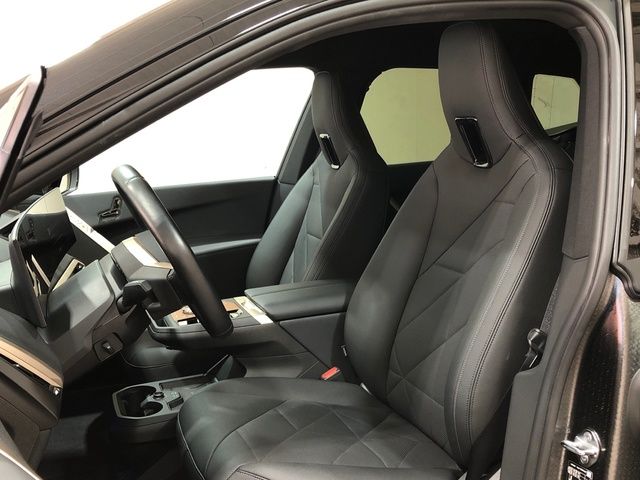 BMW iX xDrive40 color Negro. Año 2024. 240KW(326CV). Eléctrico. En concesionario Movilnorte El Plantio de Madrid