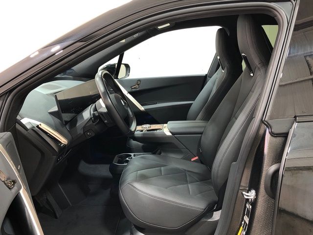 BMW iX xDrive40 color Negro. Año 2024. 240KW(326CV). Eléctrico. En concesionario Movilnorte El Plantio de Madrid