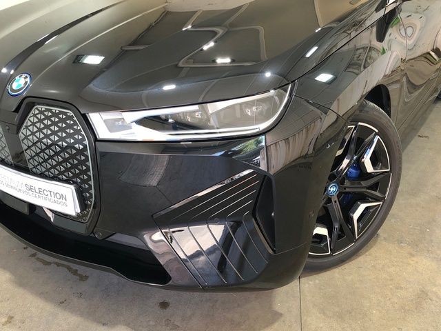 BMW iX xDrive40 color Negro. Año 2024. 240KW(326CV). Eléctrico. En concesionario Movilnorte El Plantio de Madrid