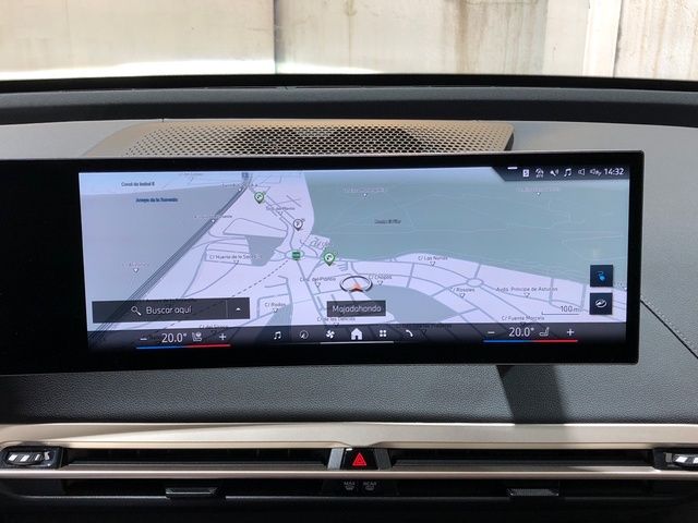 BMW iX xDrive40 color Negro. Año 2024. 240KW(326CV). Eléctrico. En concesionario Movilnorte El Plantio de Madrid