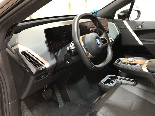 BMW iX xDrive40 color Negro. Año 2024. 240KW(326CV). Eléctrico. En concesionario Movilnorte El Plantio de Madrid