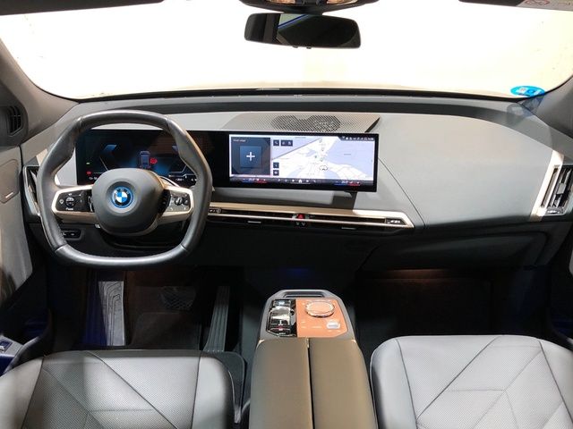 BMW iX xDrive40 color Negro. Año 2024. 240KW(326CV). Eléctrico. En concesionario Movilnorte El Plantio de Madrid