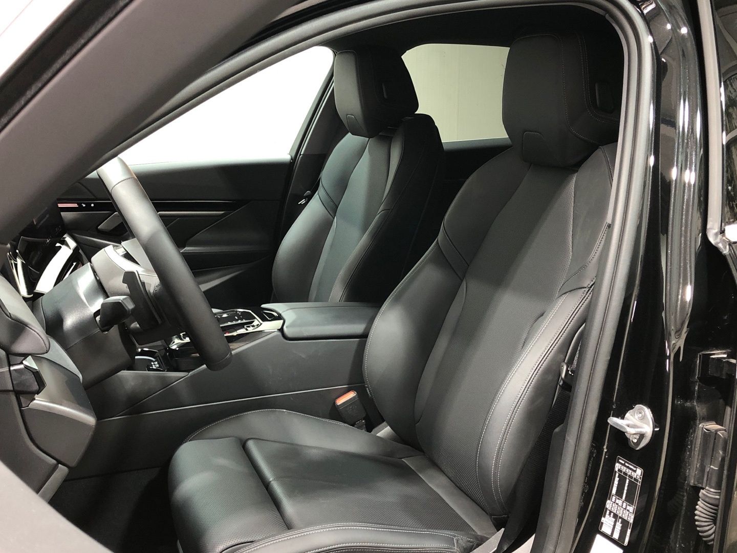 BMW Serie 5 520i color Negro. Año 2024. 153KW(208CV). Gasolina. En concesionario Movilnorte El Carralero de Madrid