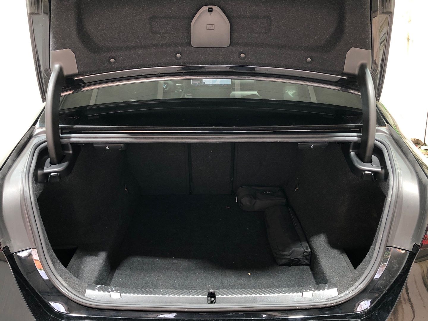 BMW Serie 5 520i color Negro. Año 2024. 153KW(208CV). Gasolina. En concesionario Movilnorte El Carralero de Madrid