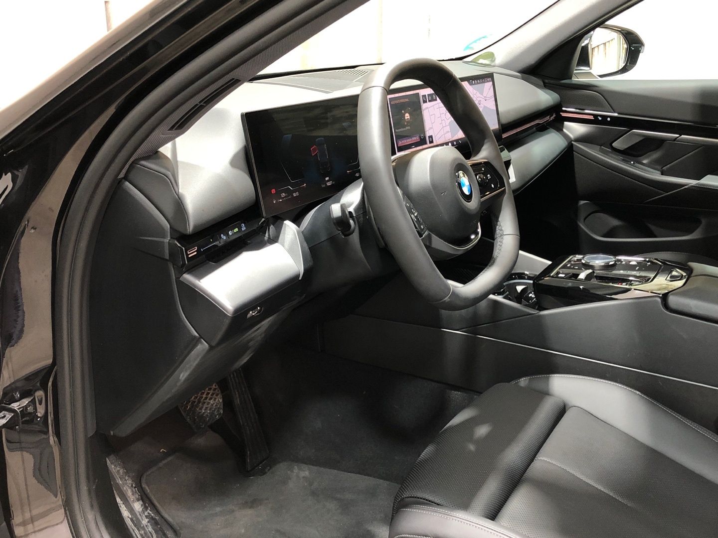 BMW Serie 5 520i color Negro. Año 2024. 153KW(208CV). Gasolina. En concesionario Movilnorte El Carralero de Madrid