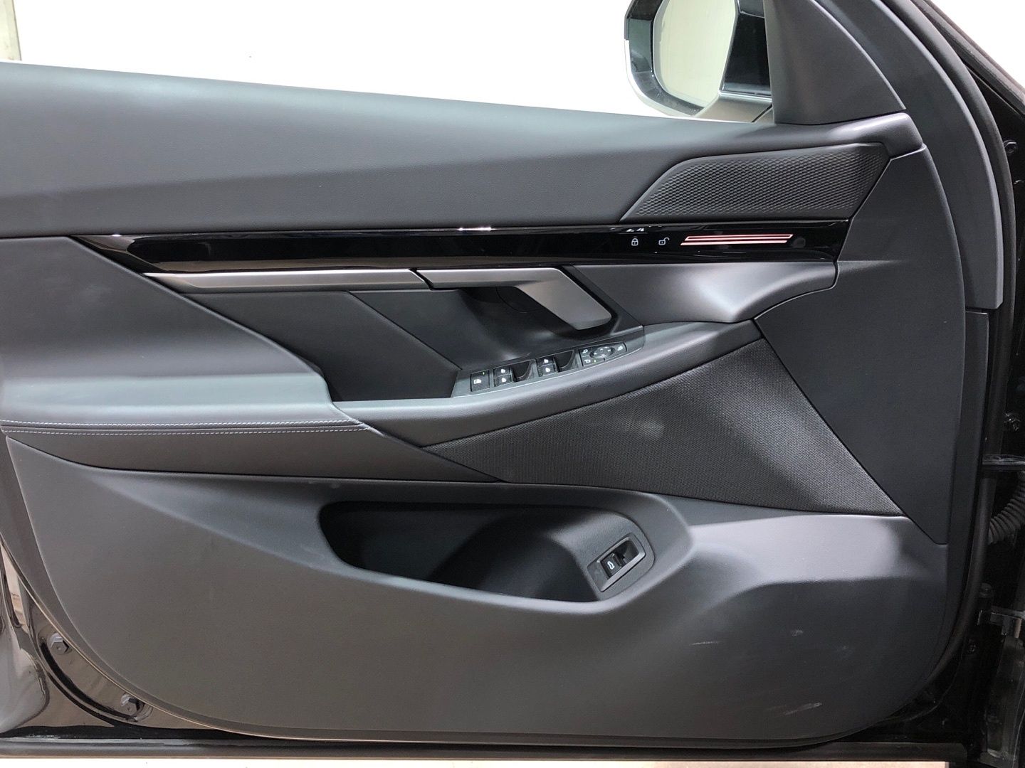 BMW Serie 5 520i color Negro. Año 2024. 153KW(208CV). Gasolina. En concesionario Movilnorte El Carralero de Madrid