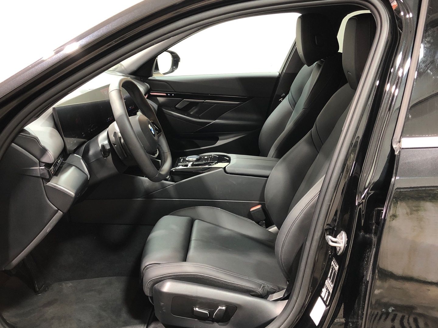 BMW Serie 5 520i color Negro. Año 2024. 153KW(208CV). Gasolina. En concesionario Movilnorte El Carralero de Madrid