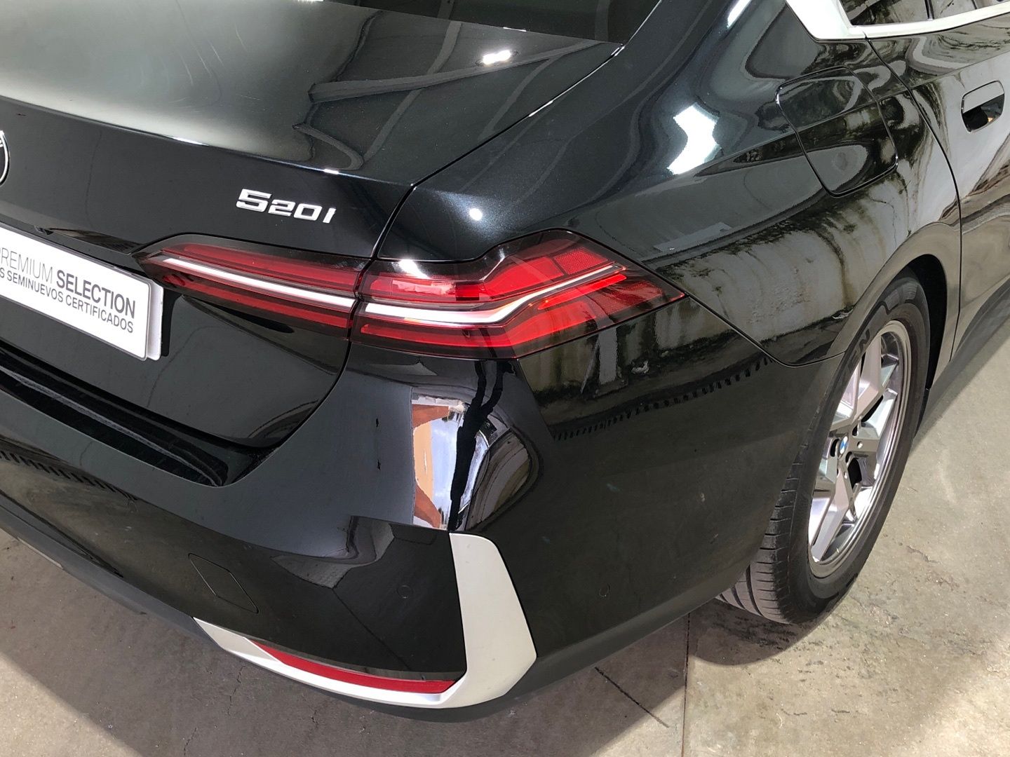 BMW Serie 5 520i color Negro. Año 2024. 153KW(208CV). Gasolina. En concesionario Movilnorte El Carralero de Madrid