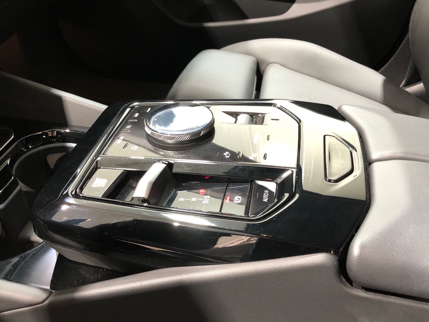 BMW Serie 5 520i color Negro. Año 2024. 153KW(208CV). Gasolina. En concesionario Movilnorte El Carralero de Madrid