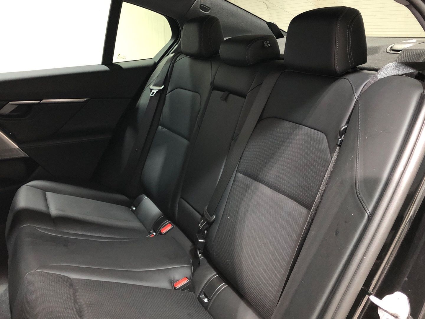 BMW Serie 5 520i color Negro. Año 2024. 153KW(208CV). Gasolina. En concesionario Movilnorte El Carralero de Madrid