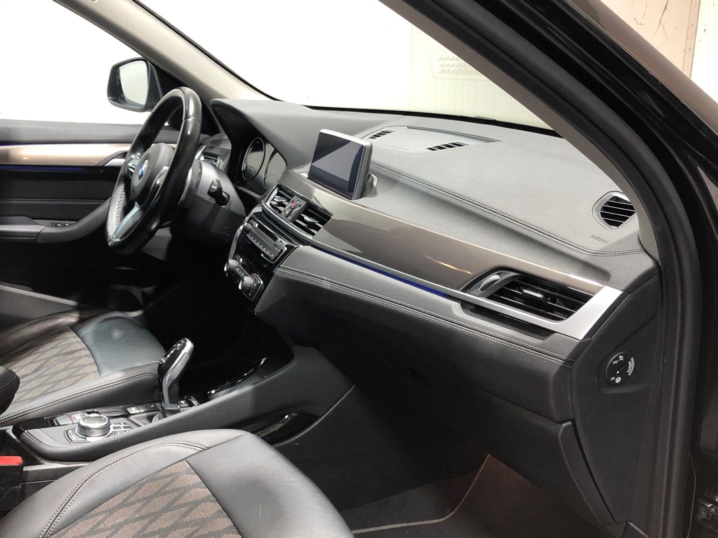 BMW X1 xDrive18d color Negro. Año 2022. 110KW(150CV). Diésel. En concesionario Movilnorte El Carralero de Madrid