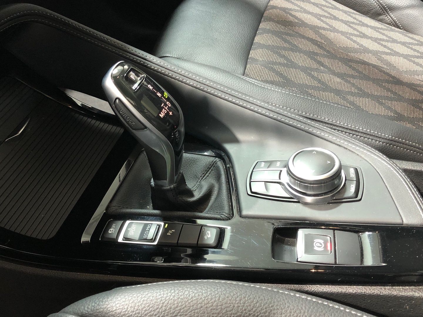 BMW X1 xDrive18d color Negro. Año 2022. 110KW(150CV). Diésel. En concesionario Movilnorte El Carralero de Madrid