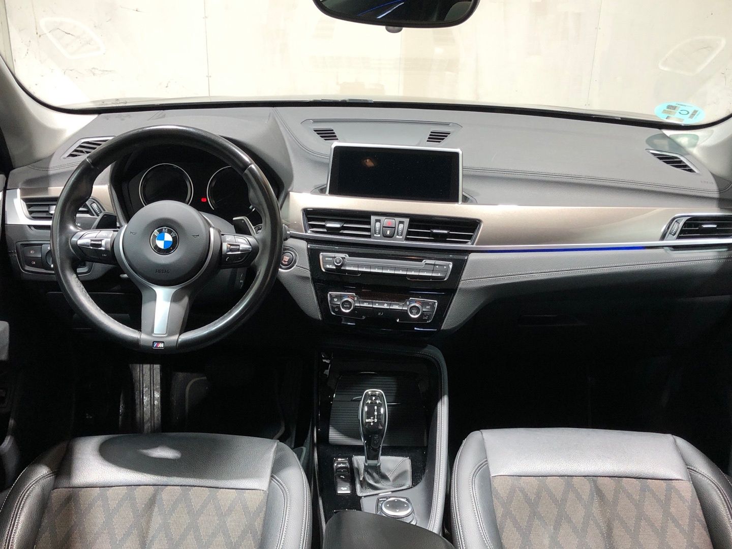 BMW X1 xDrive18d color Negro. Año 2022. 110KW(150CV). Diésel. En concesionario Movilnorte El Carralero de Madrid