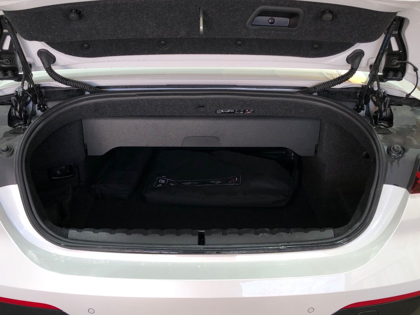 BMW Serie 4 420i Cabrio color Blanco. Año 2025. 135KW(184CV). Gasolina. En concesionario Movilnorte El Carralero de Madrid