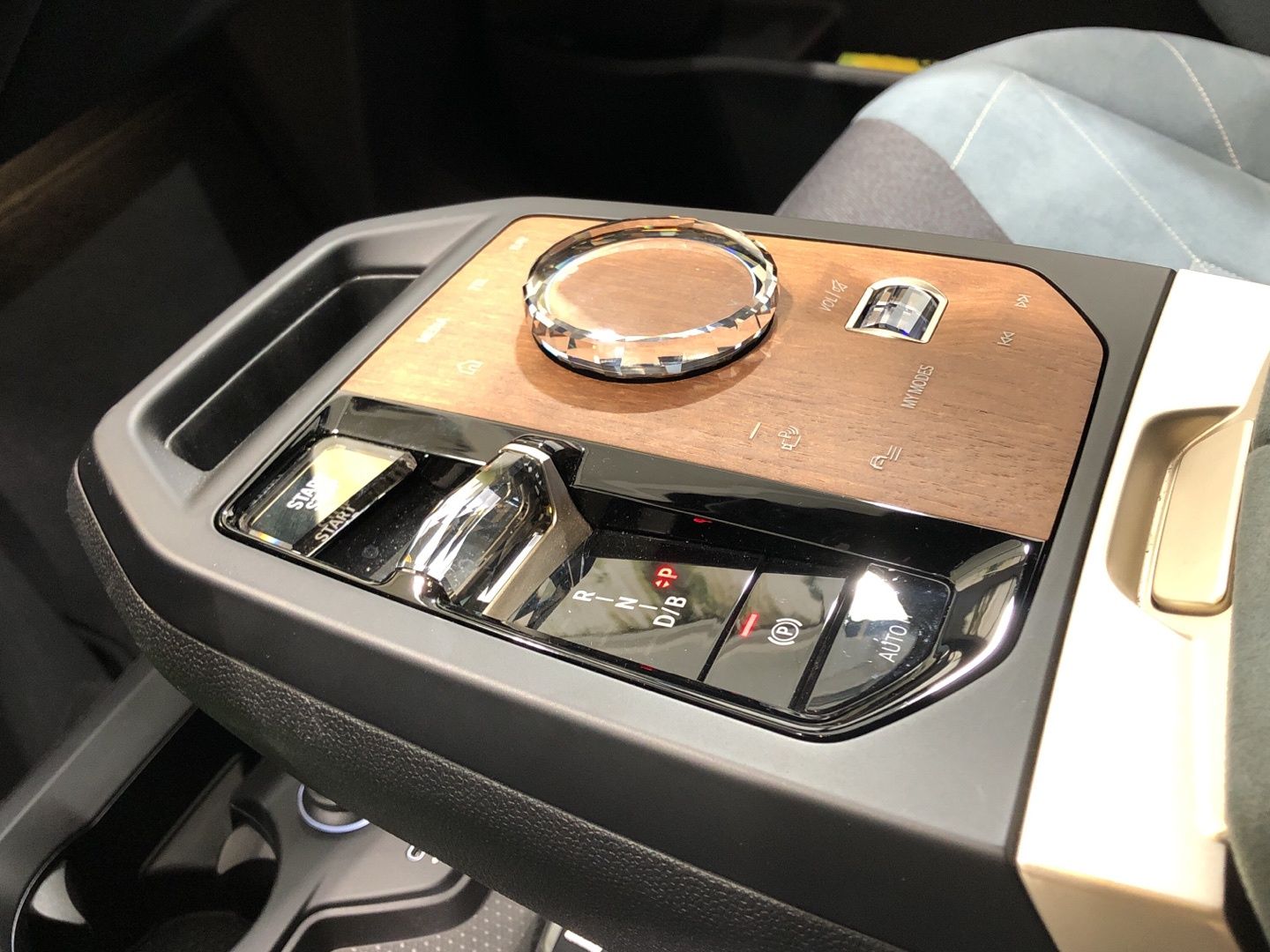 BMW iX xDrive40 color Negro. Año 2021. 240KW(326CV). Eléctrico. En concesionario Movilnorte El Plantio de Madrid