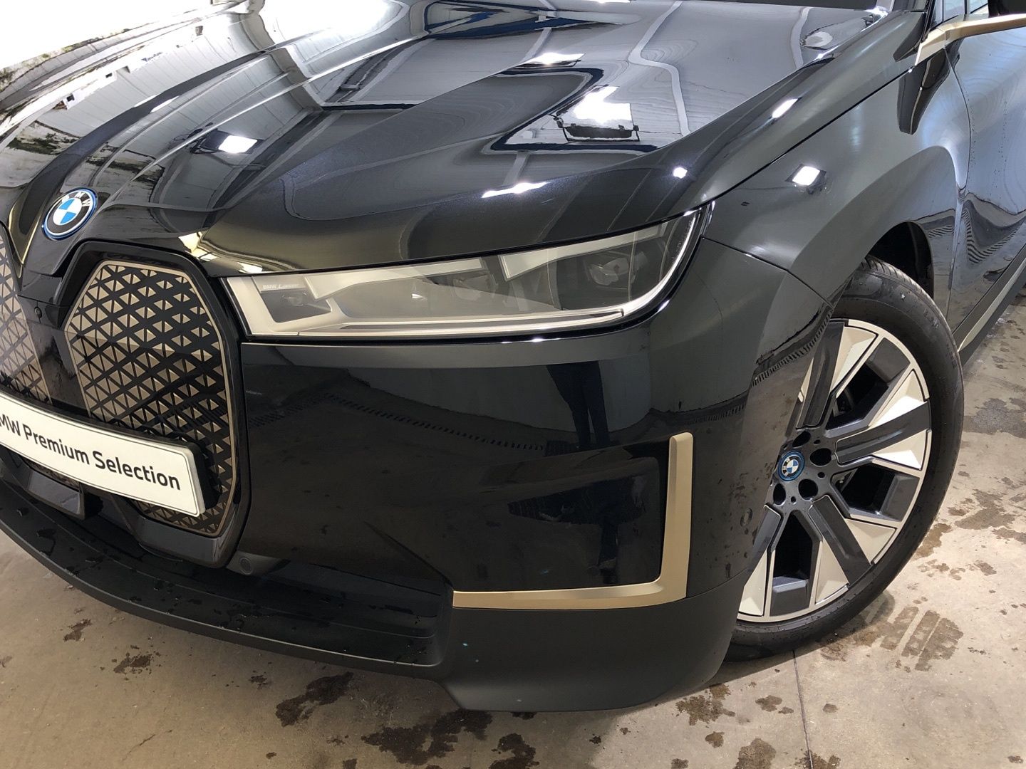 BMW iX xDrive40 color Negro. Año 2021. 240KW(326CV). Eléctrico. En concesionario Movilnorte El Plantio de Madrid