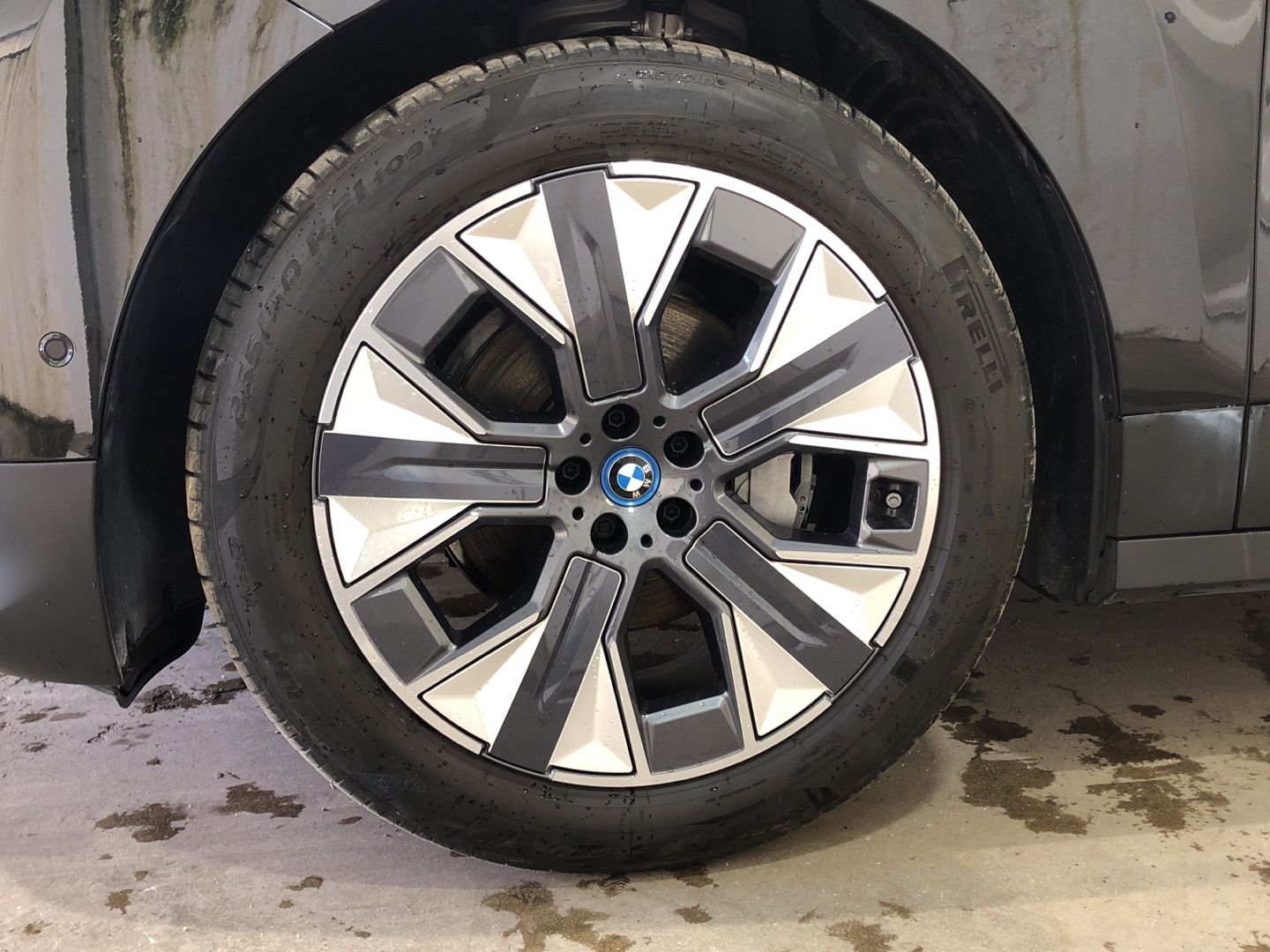 BMW iX xDrive40 color Negro. Año 2021. 240KW(326CV). Eléctrico. En concesionario Movilnorte El Plantio de Madrid