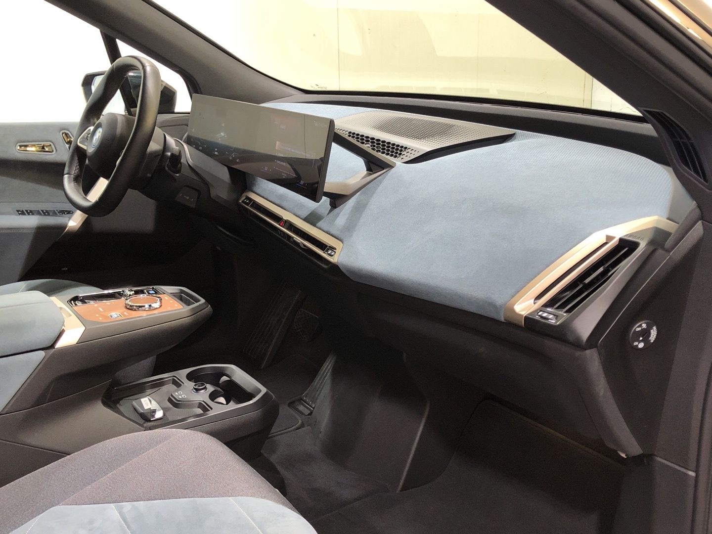 BMW iX xDrive40 color Negro. Año 2021. 240KW(326CV). Eléctrico. En concesionario Movilnorte El Plantio de Madrid