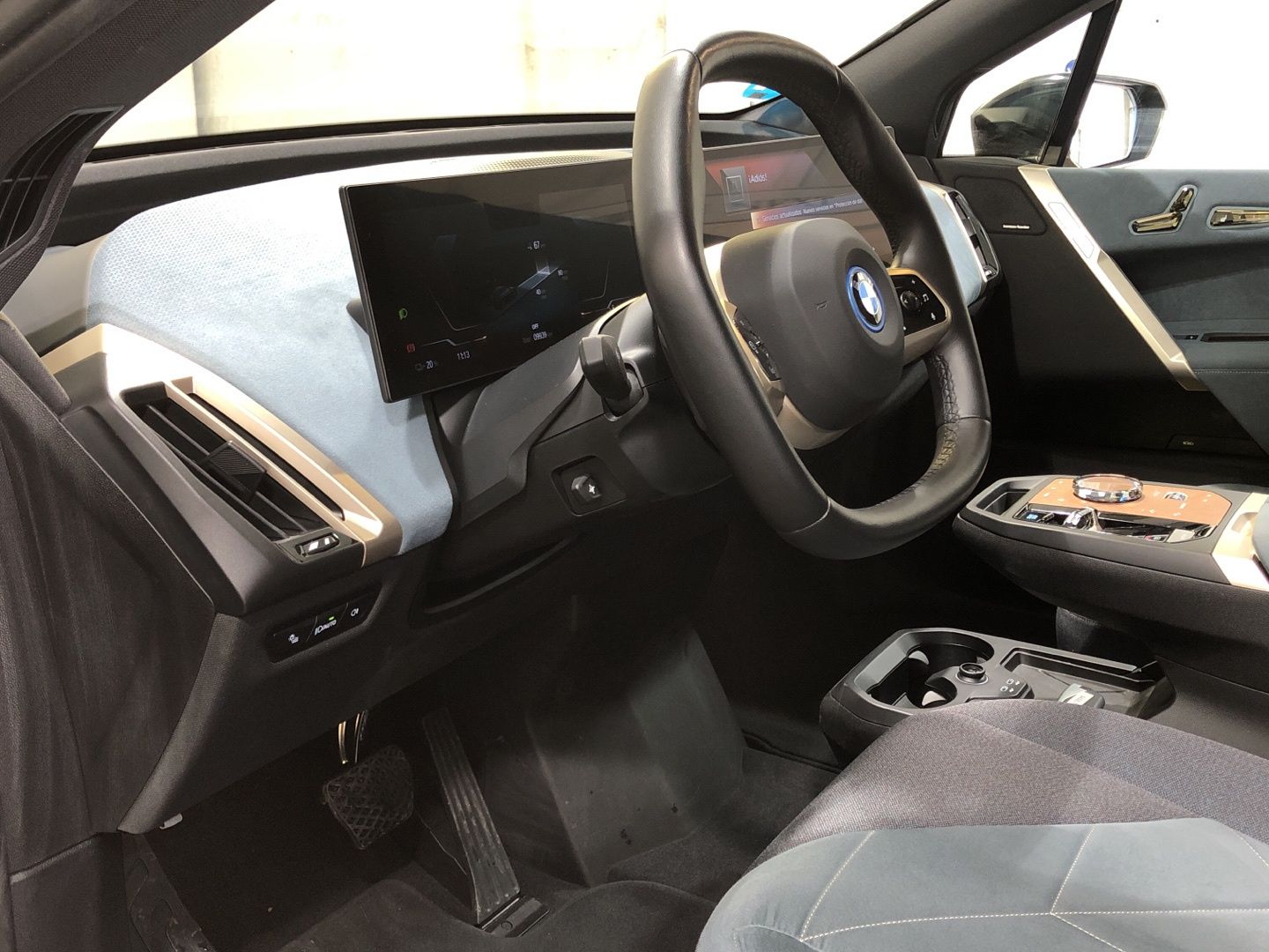 BMW iX xDrive40 color Negro. Año 2021. 240KW(326CV). Eléctrico. En concesionario Movilnorte El Plantio de Madrid