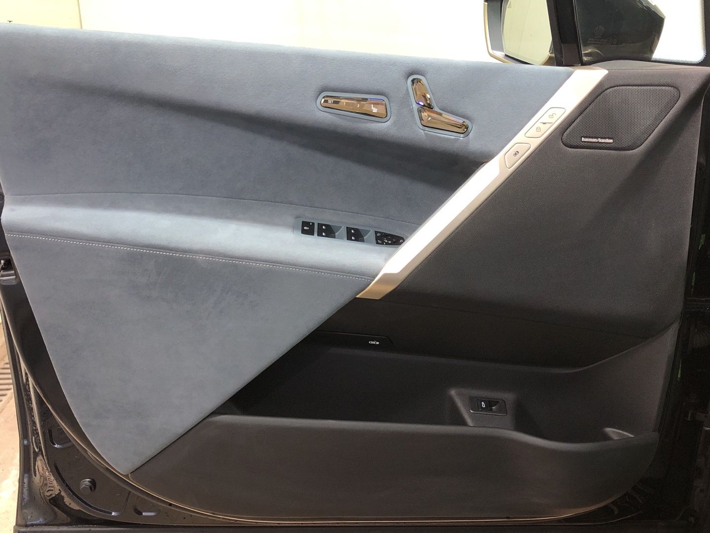 BMW iX xDrive40 color Negro. Año 2021. 240KW(326CV). Eléctrico. En concesionario Movilnorte El Plantio de Madrid