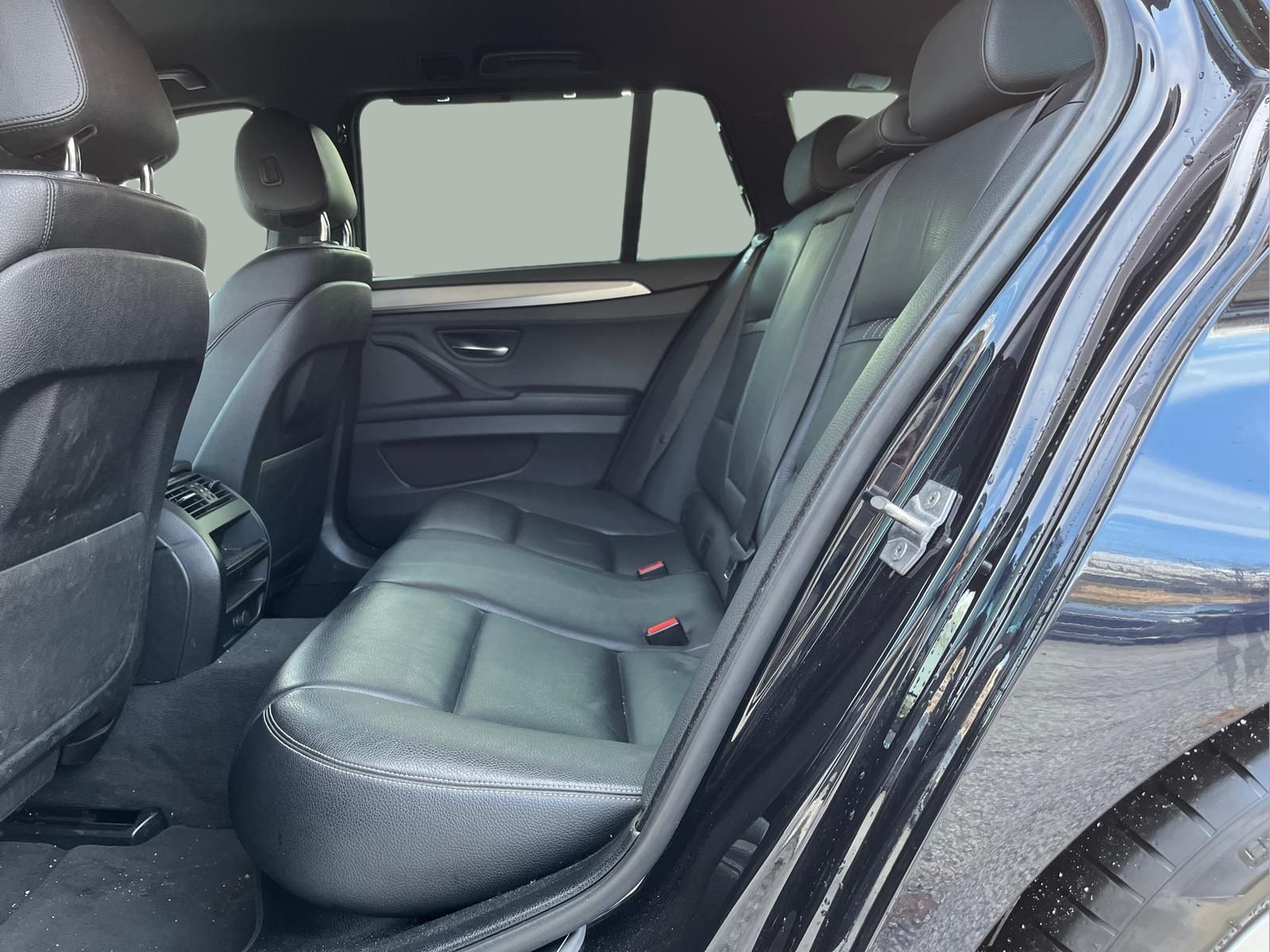 BMW Série 5 520d Touring color Negro. Año 2016. 140KW(190CV). Diesel. En concesionario A MatosCar Guarda - Comércio Automóvel, S.A. de Guarda