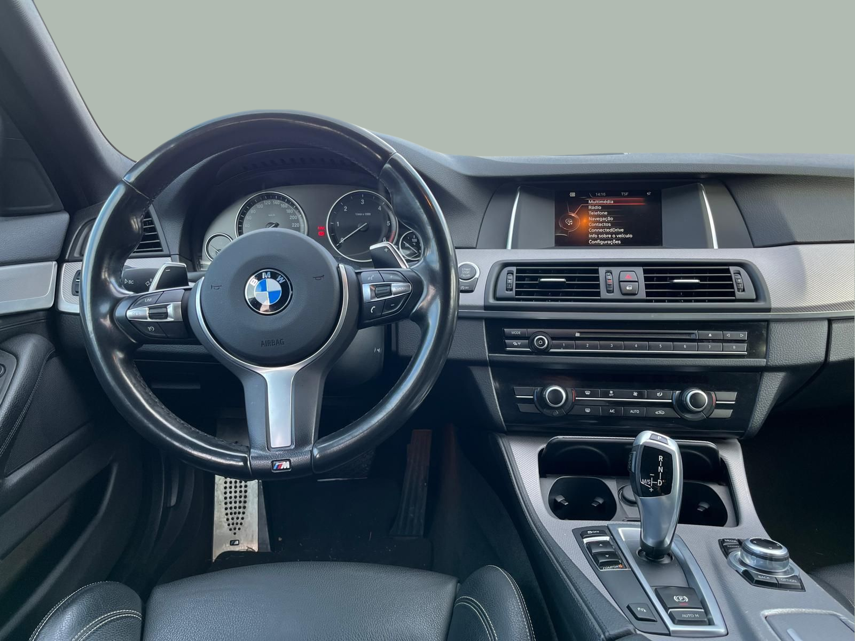 BMW Série 5 520d Touring color Negro. Año 2016. 140KW(190CV). Diesel. En concesionario A MatosCar Guarda - Comércio Automóvel, S.A. de Guarda