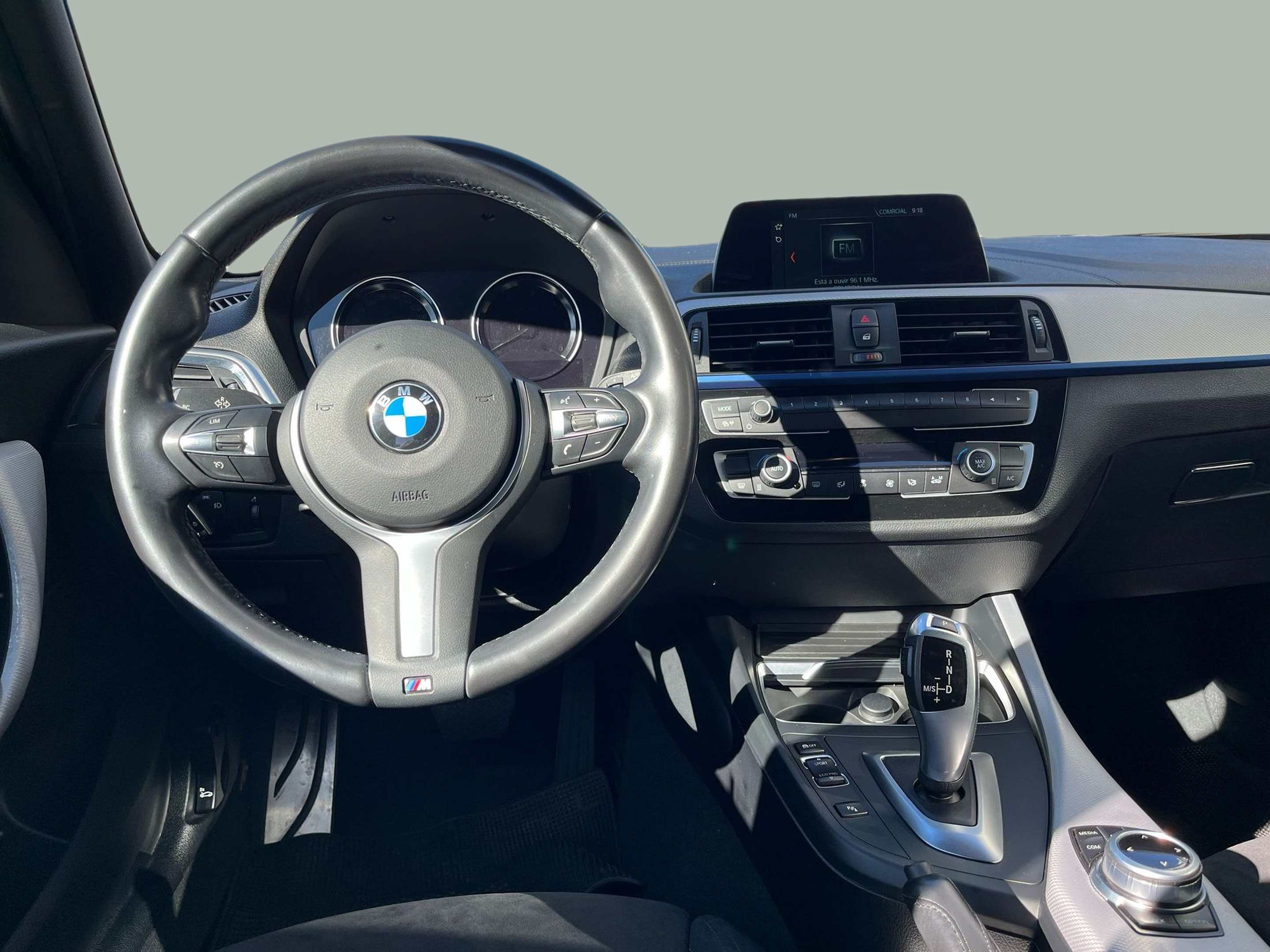 BMW Série 1 116d color Negro. Año 2018. 85KW(116CV). Diesel. En concesionario A MatosCar Guarda - Comércio Automóvel, S.A. de Guarda