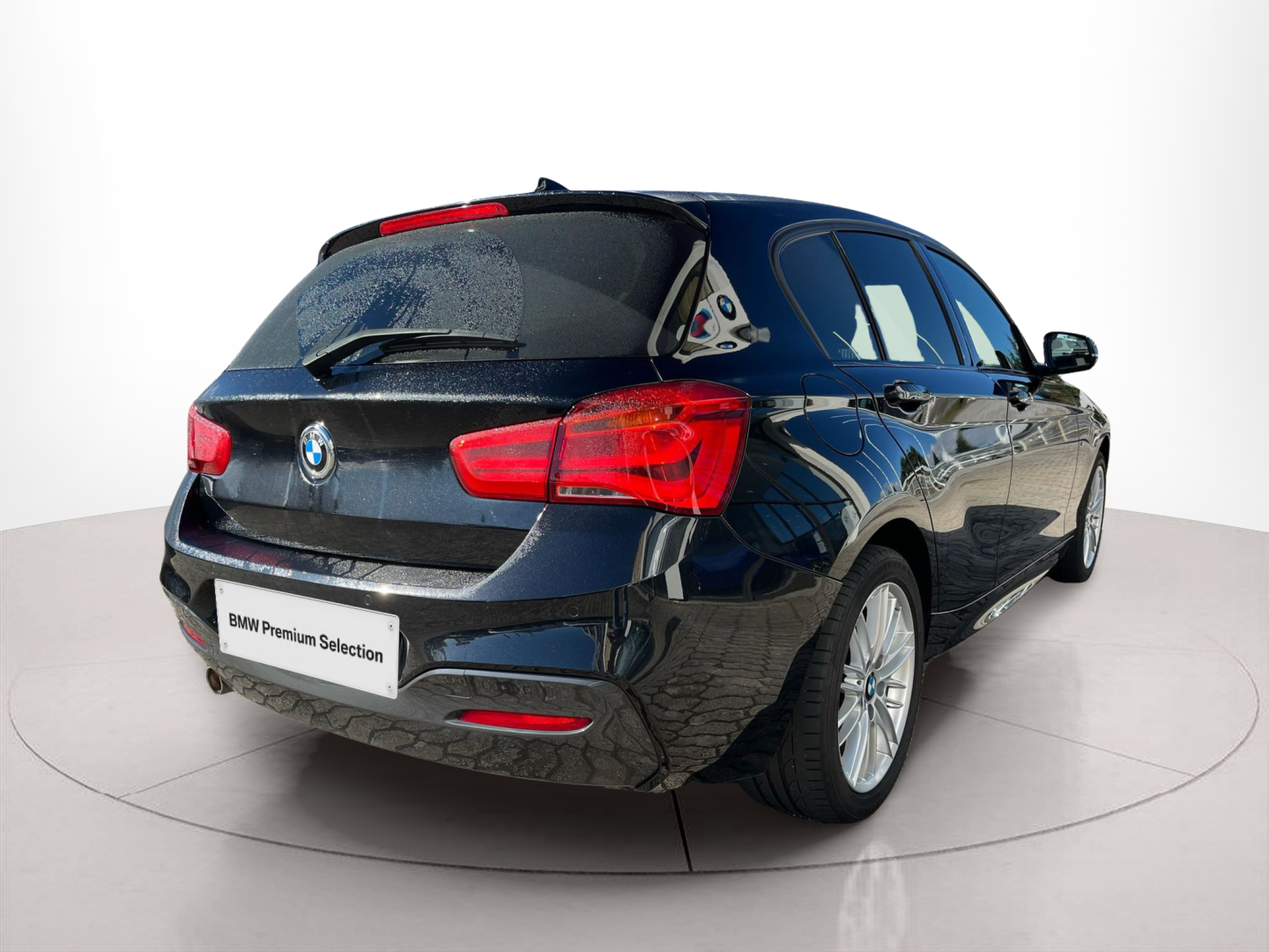 BMW Série 1 116d color Negro. Año 2018. 85KW(116CV). Diesel. En concesionario A MatosCar Guarda - Comércio Automóvel, S.A. de Guarda