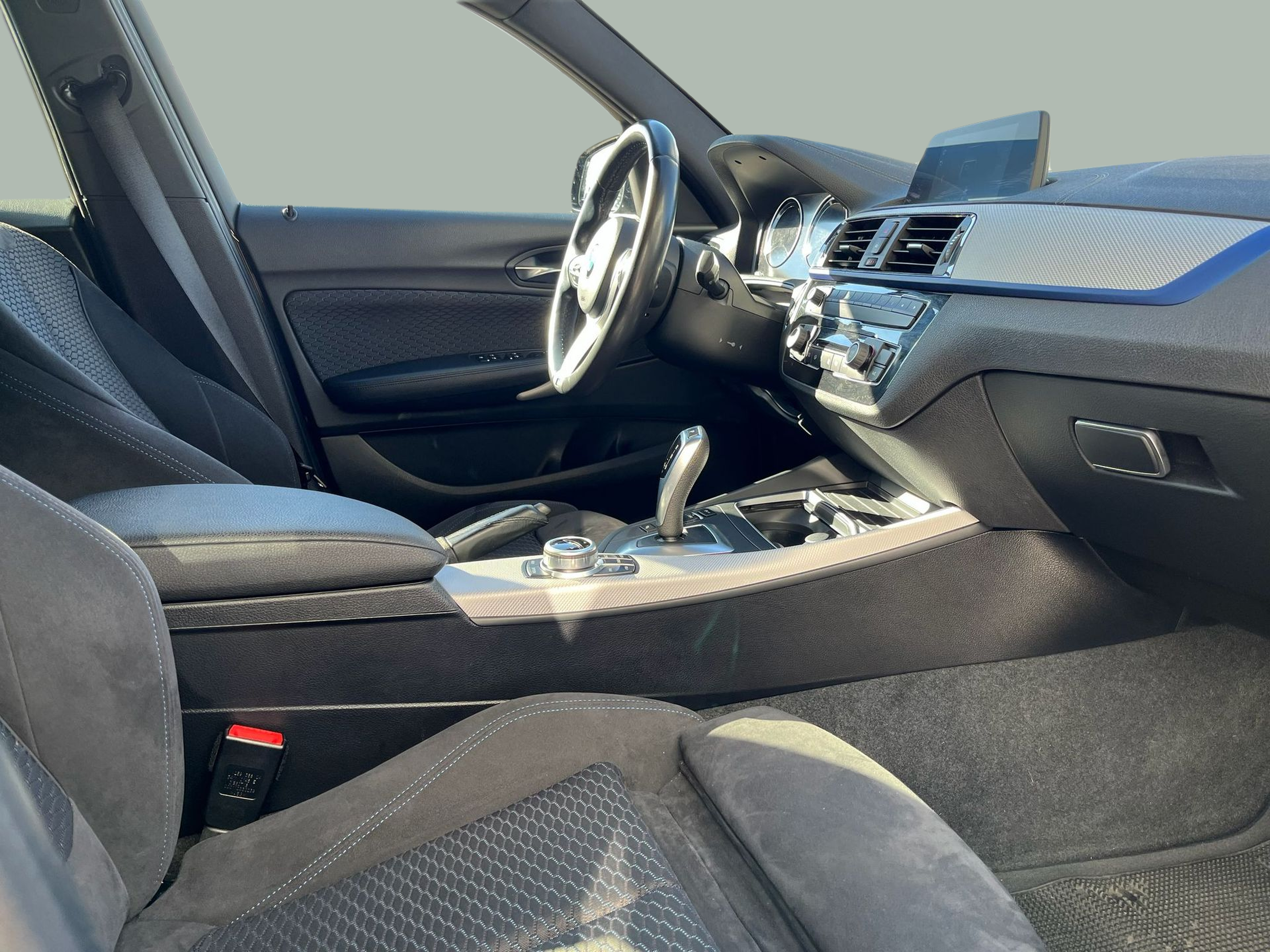 BMW Série 1 116d color Negro. Año 2018. 85KW(116CV). Diesel. En concesionario A MatosCar Guarda - Comércio Automóvel, S.A. de Guarda