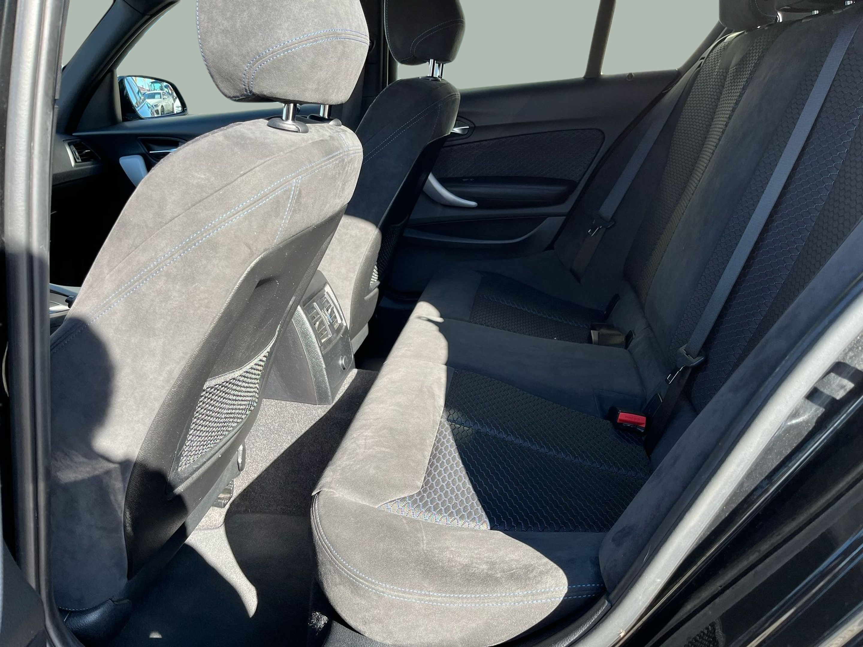 BMW Série 1 116d color Negro. Año 2018. 85KW(116CV). Diesel. En concesionario A MatosCar Guarda - Comércio Automóvel, S.A. de Guarda