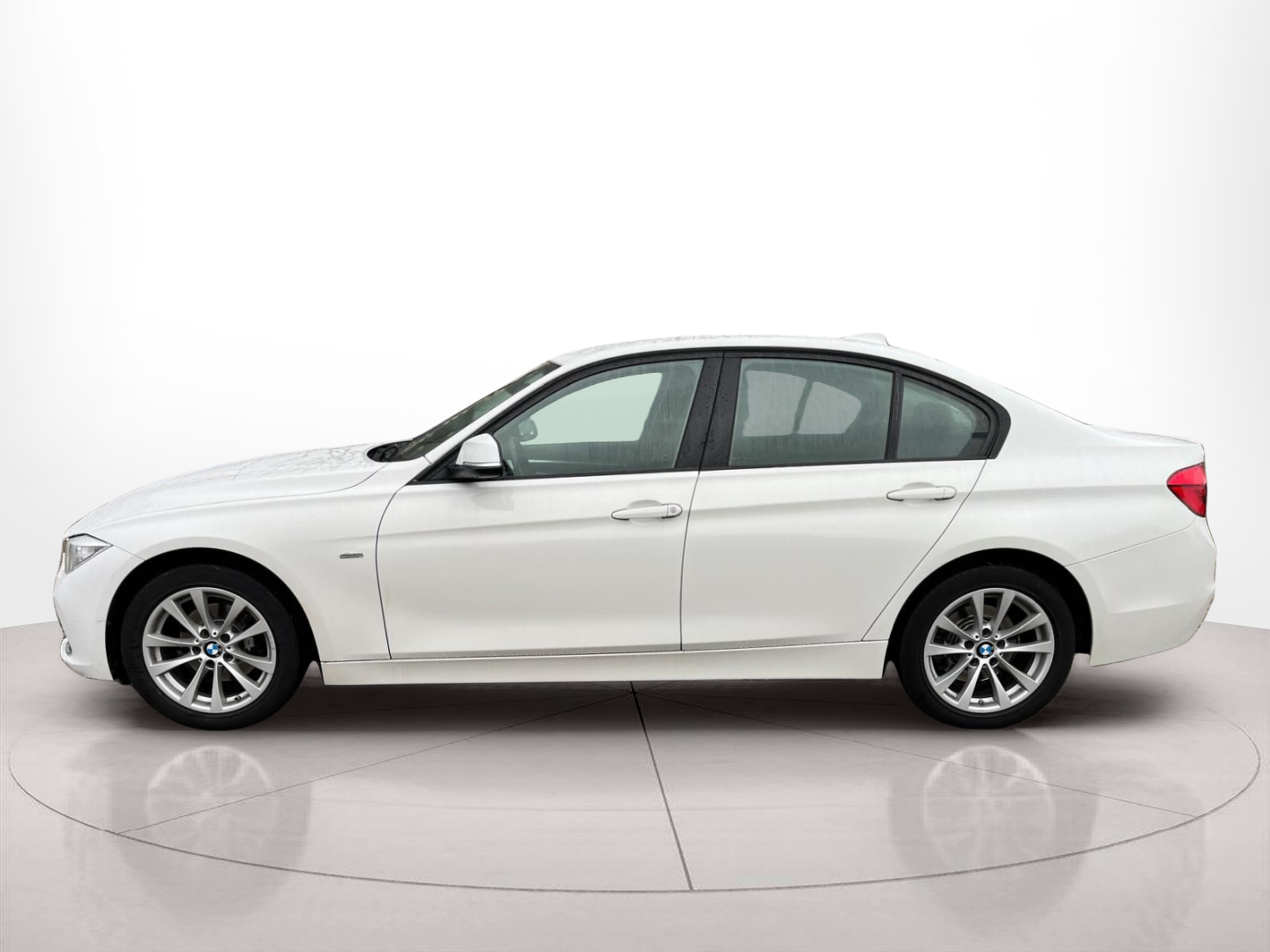 Fotos de BMW Série 3 318d Berlina color Blanco. Año 2016. 110KW(150CV). Diesel. En concesionario A MatosCar Guarda - Comércio Automóvel, S.A. de Guarda