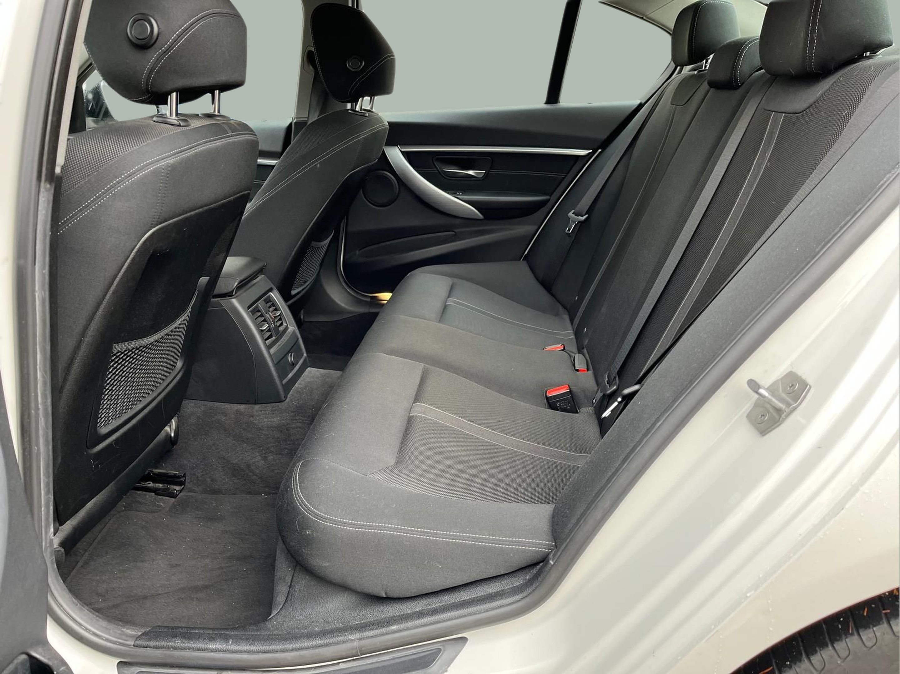 BMW Série 3 318d Berlina color Blanco. Año 2016. 110KW(150CV). Diesel. En concesionario A MatosCar Guarda - Comércio Automóvel, S.A. de Guarda