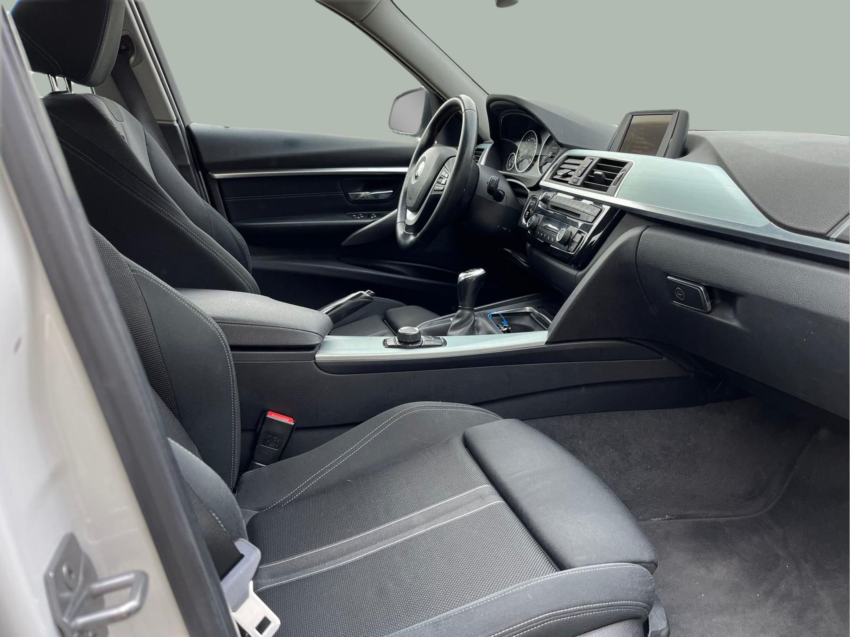 BMW Série 3 318d Berlina color Blanco. Año 2016. 110KW(150CV). Diesel. En concesionario A MatosCar Guarda - Comércio Automóvel, S.A. de Guarda