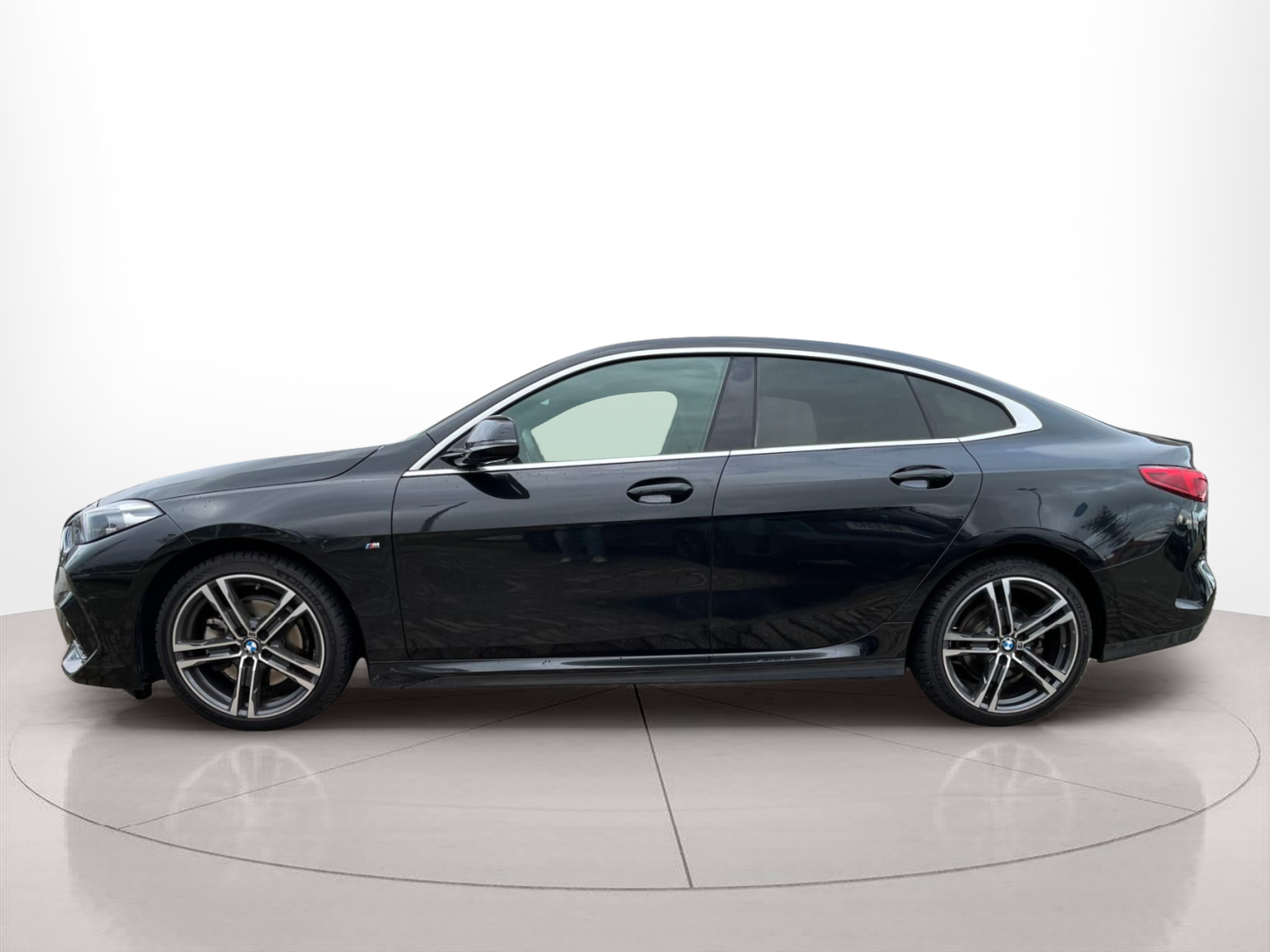 Fotos de BMW Série 2 216d Gran Coupe color Negro. Año 2021. 85KW(116CV). Diesel. En concesionario A MatosCar Guarda - Comércio Automóvel, S.A. de Guarda