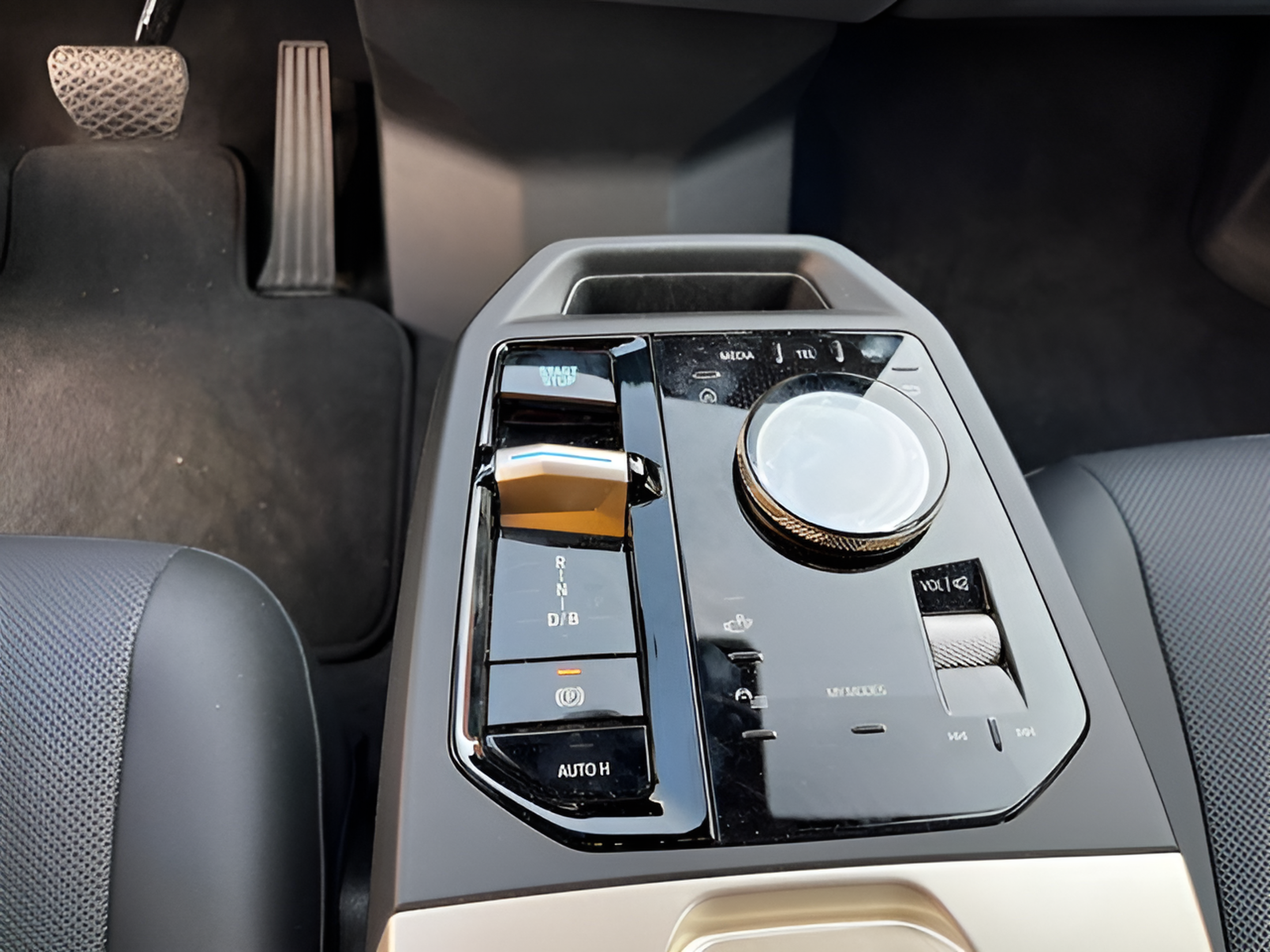 BMW iX xDrive40 color Blanco. Año 2023. 240KW(326CV). Elétrico. En concesionario A MatosCar Guarda - Comércio Automóvel, S.A. de Guarda