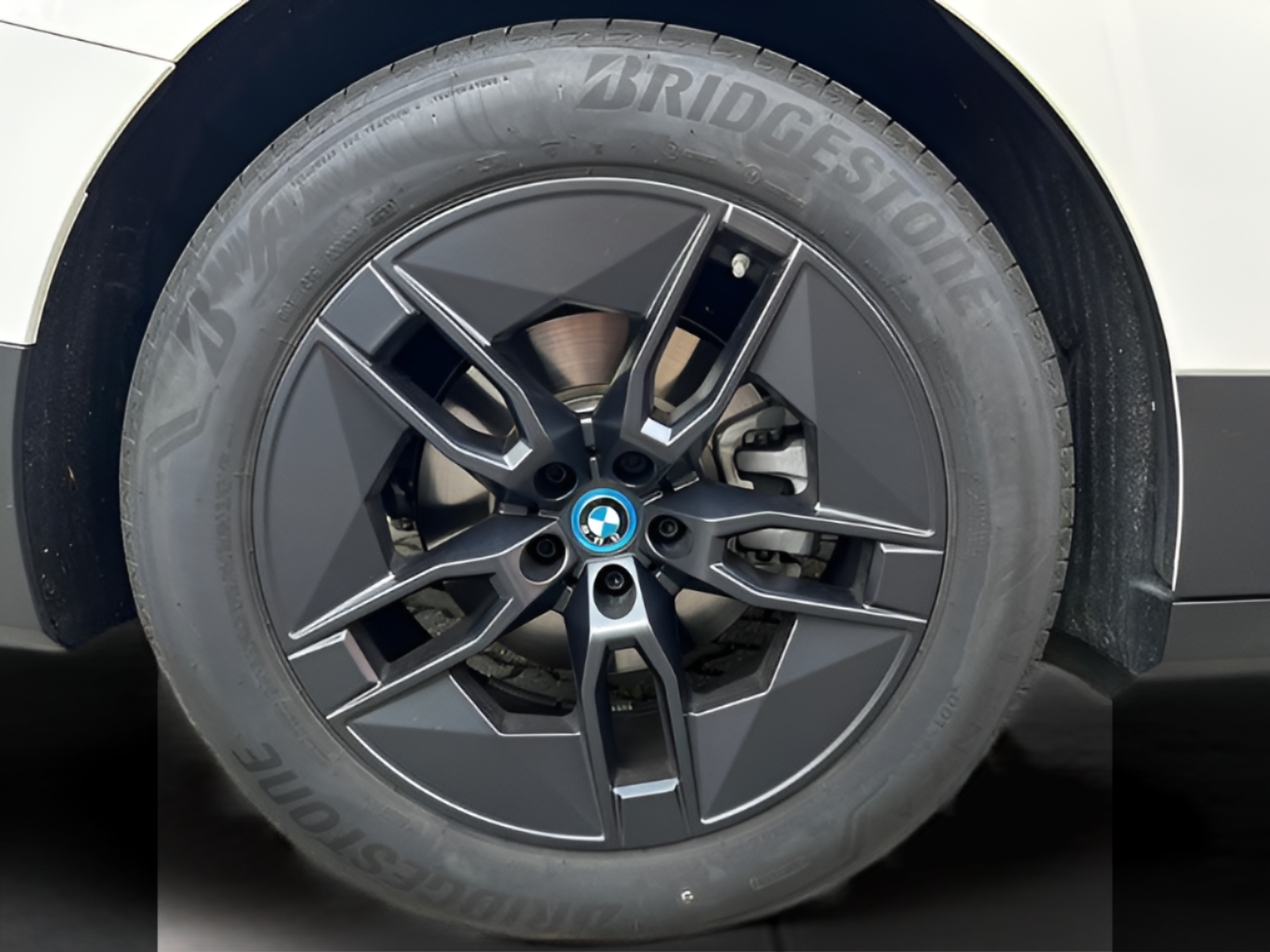 BMW iX xDrive40 color Blanco. Año 2023. 240KW(326CV). Elétrico. En concesionario A MatosCar Guarda - Comércio Automóvel, S.A. de Guarda