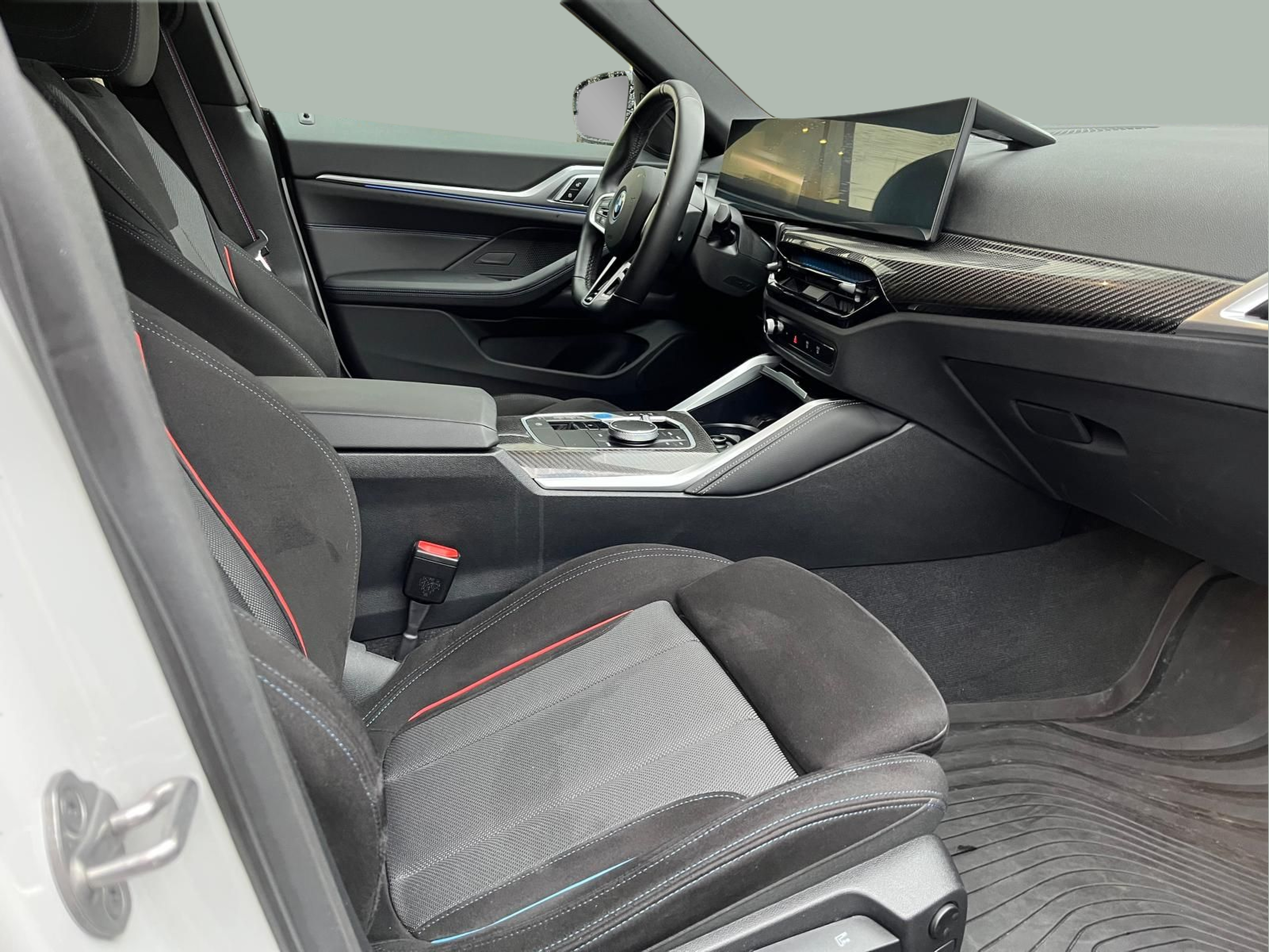 BMW i4 i4 eDrive40 color Blanco. Año 2024. 250KW(340CV). Elétrico. En concesionario A MatosCar Guarda - Comércio Automóvel, S.A. de Guarda