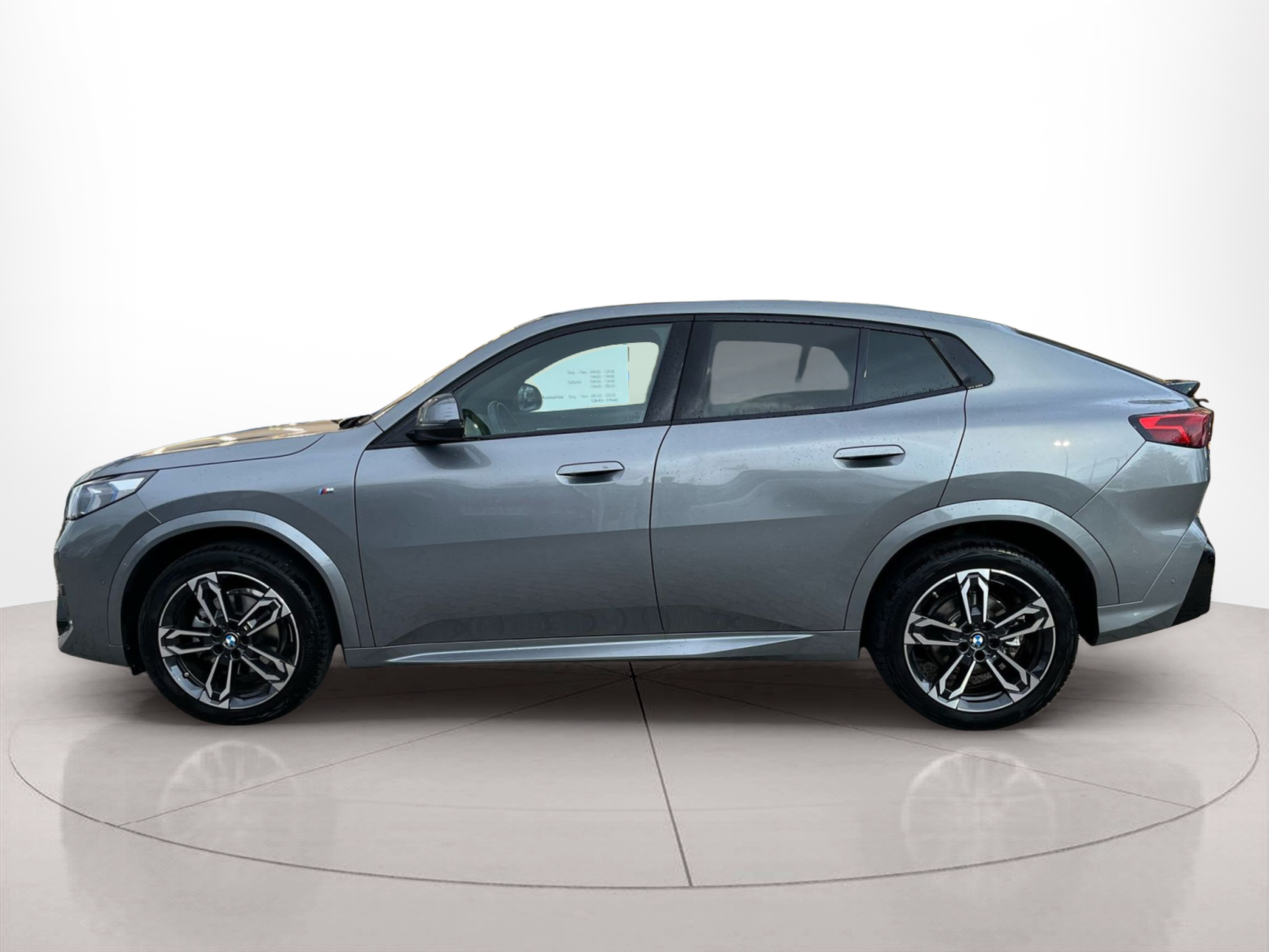 Fotos de BMW X2 sDrive18d color Gris. Año 2025. 110KW(150CV). Diesel. En concesionario A MatosCar Guarda - Comércio Automóvel, S.A. de Guarda